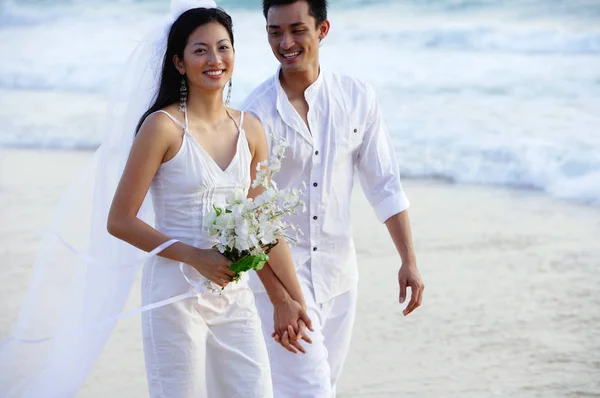 Novia y novio en la playa — Foto de Stock