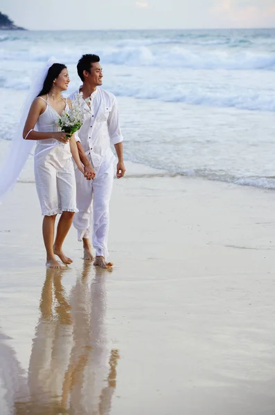 Mariée et marié sur la plage — Photo