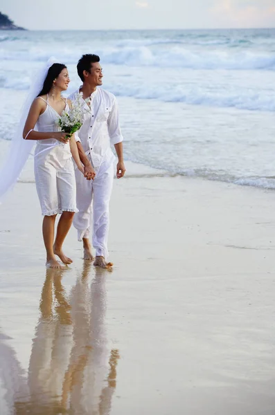 Novia y novio en la playa —  Fotos de Stock