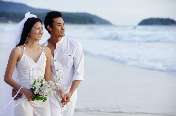 Novia y novio en la playa — Foto de Stock