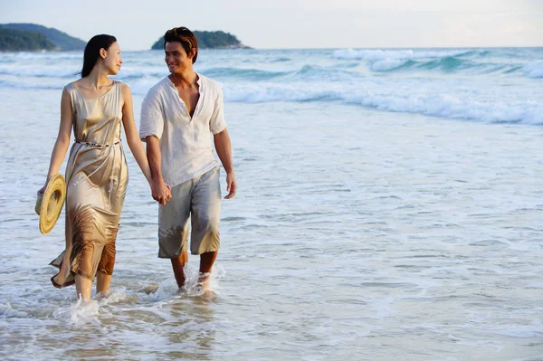 Szczęśliwa para na plaży — Zdjęcie stockowe