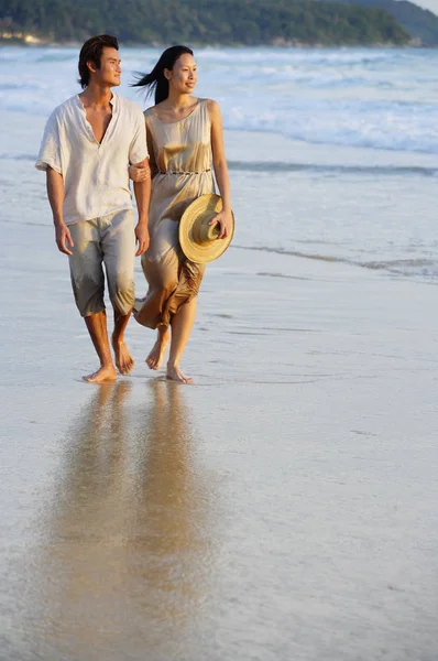 Couple heureux sur la plage — Photo