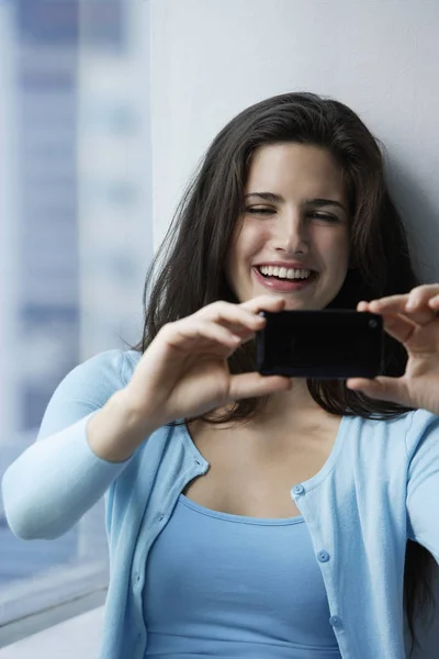 Женщина с помощью мобильного телефона — стоковое фото