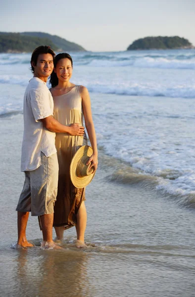 Couple heureux sur la plage — Photo