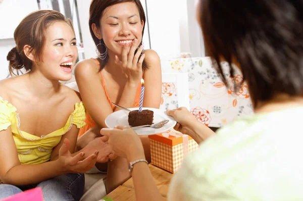 Mulheres comemorando aniversário — Fotografia de Stock