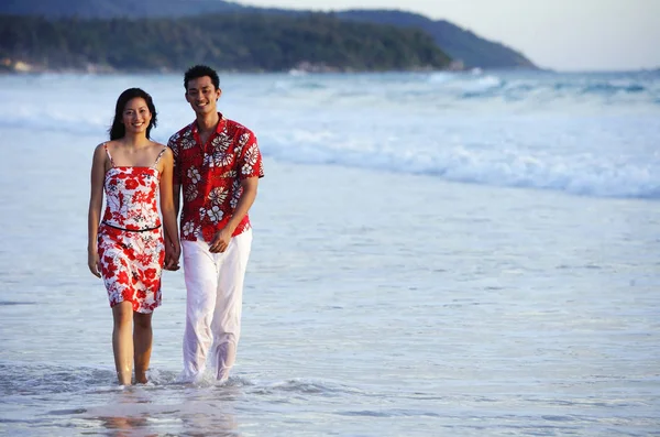 Couple marchant sur la plage — Photo