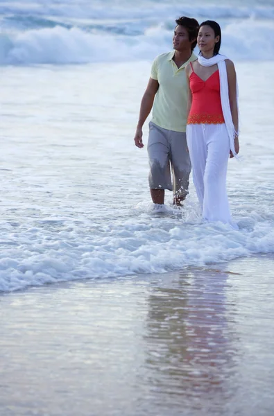 Couple marchant sur la plage — Photo