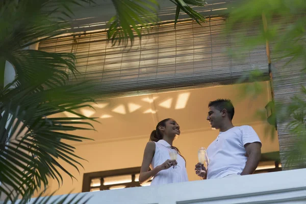 Jóvenes de pie en el balcón — Foto de Stock