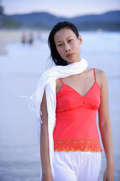 Женщина в красном топе и белом шарфе — стоковое фото