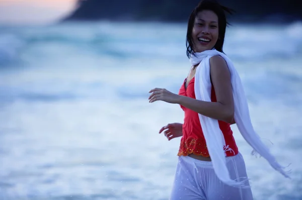 Mujer en top rojo y bufanda blanca — Foto de Stock