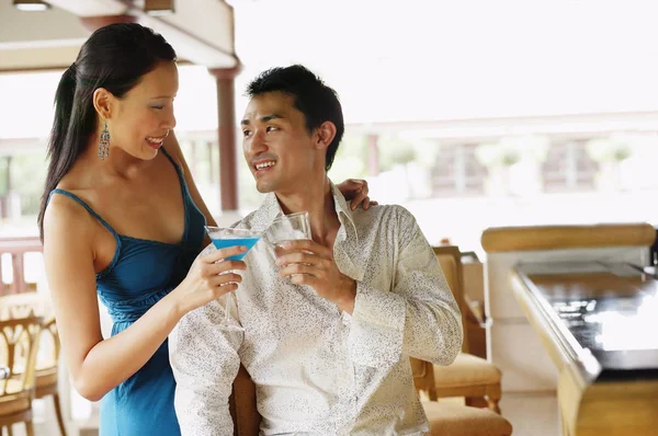 Casal brinde com bebidas — Fotografia de Stock