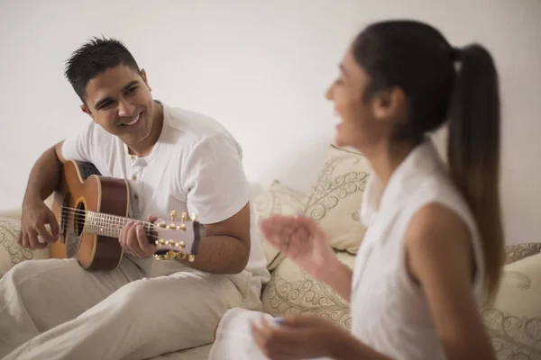 Singapore, ung man spela gitarr — Stockfoto