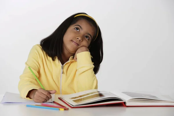 Mädchen lernt mit Buch — Stockfoto