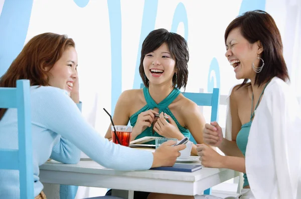 Jonge vrouwen zitten in Cafe — Stockfoto
