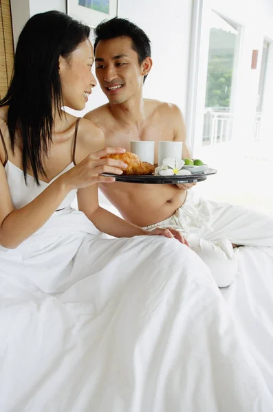 Çift yatakta kahvaltı yapıyor. — Stok fotoğraf
