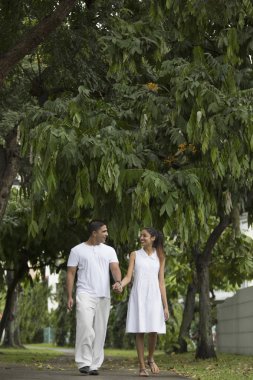 Bahçe yol boyunca yürüme Çift