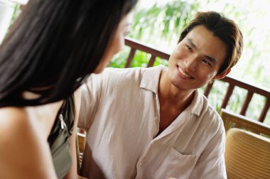 Birbirine bakan bir çift.