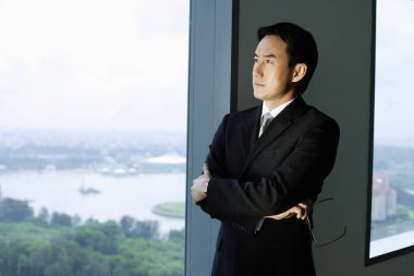 pencere yanında duran işadamı