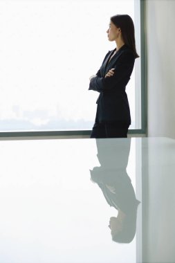 İş kadını masada elleriyle