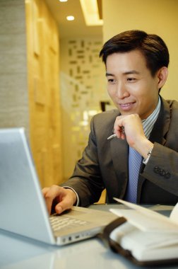 Dizüstü bilgisayar kullanan iş adamı