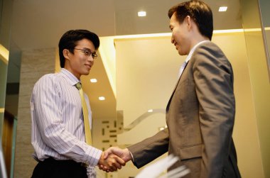 İş adamları el sıkışıyor