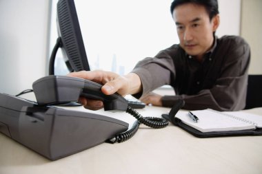 Erkek executive ofis masa başında oturan