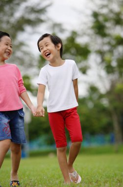 Genç kızlar çimenlerin üzerinde yürüyüş