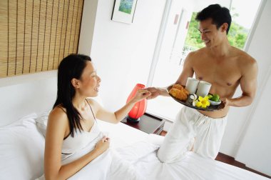 Yatakta uzanan kadın