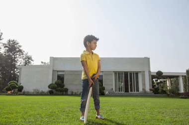 kriket sopası tutan çocuk