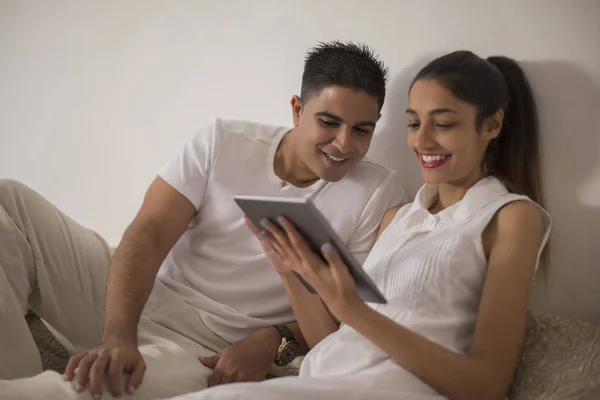Чоловік і жінка використовують цифровий планшет — стокове фото