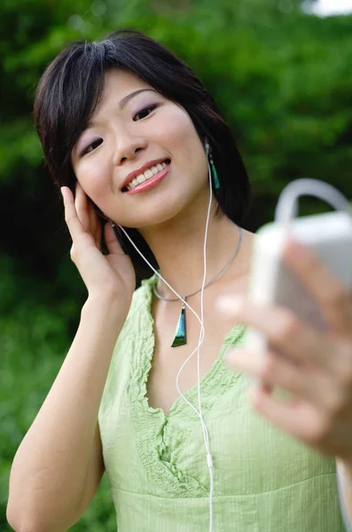 Donna con lettore MP3 — Foto Stock