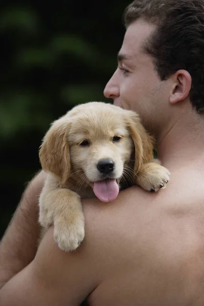 Man with puppy outdoor — Stock Photo, Image