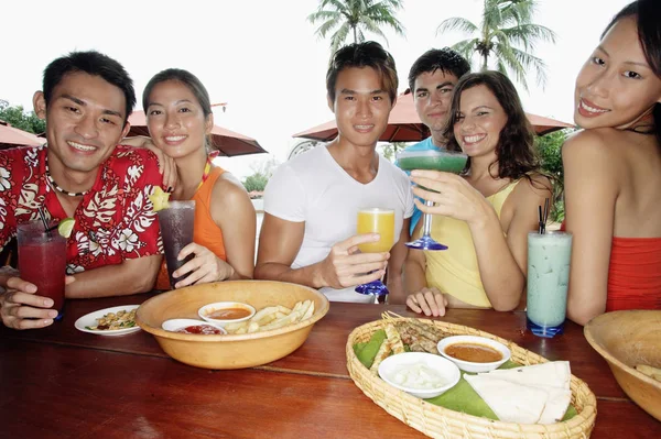 Adultos jóvenes en el bar de playa — Foto de Stock