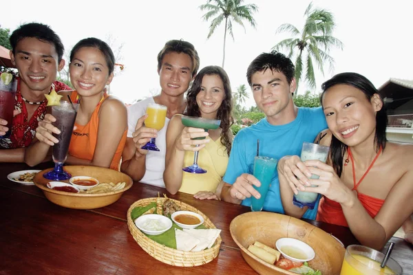 Adultos jóvenes en el bar de playa — Foto de Stock