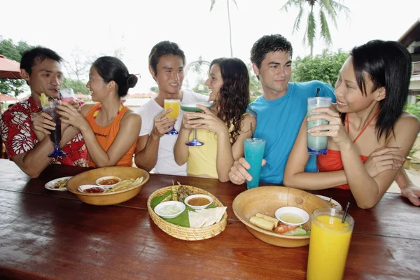 Adultos jóvenes en el bar de playa — Foto de Stock