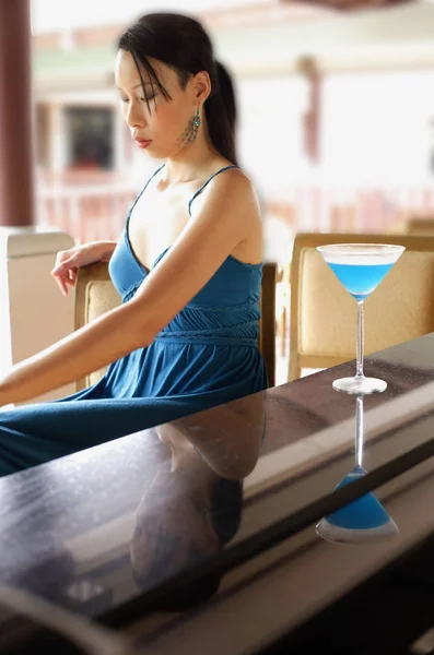 Woman sitting at bar counter — Stock Photo, Image