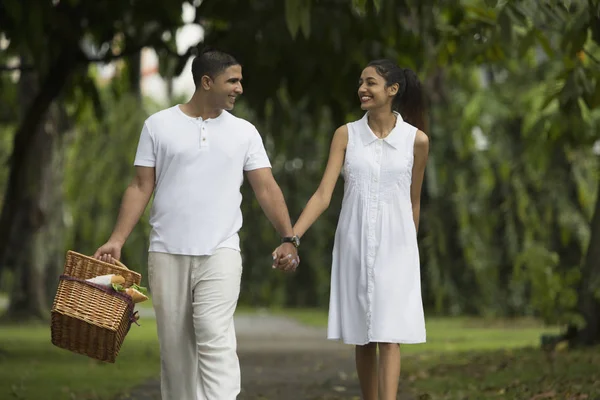 Casal andando ao longo do caminho do jardim — Fotografia de Stock