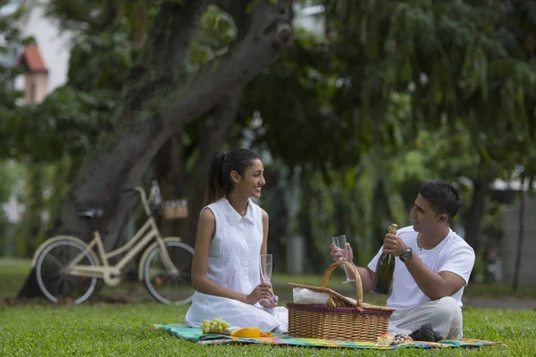 Giovane coppia avendo picnic — Foto Stock