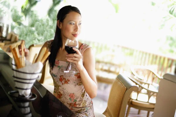 Woman sitting at bar counter — Stock Photo, Image