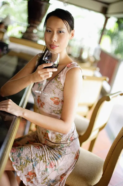 Woman sitting at bar counter — Stock Photo, Image