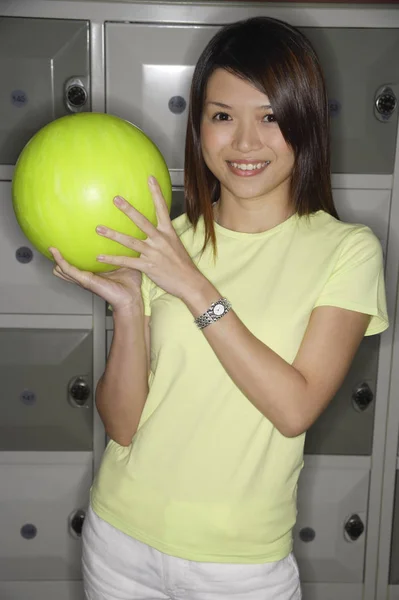 Mulher segurando bola de bowling — Fotografia de Stock