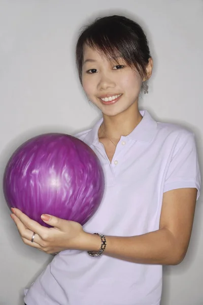 Mulher segurando bola de bowling — Fotografia de Stock