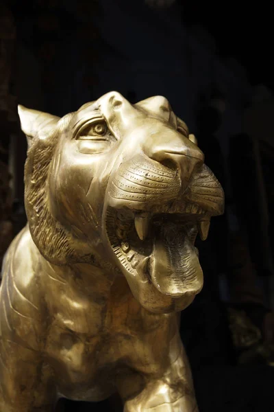 Altın Aslan heykeli — Stok fotoğraf