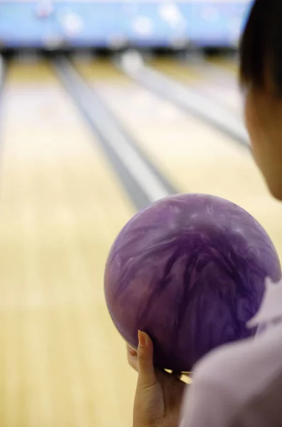 Žena hospodářství bowlingové koule — Stock fotografie