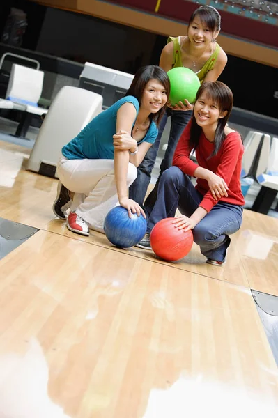 Donne nella pista da bowling — Foto Stock