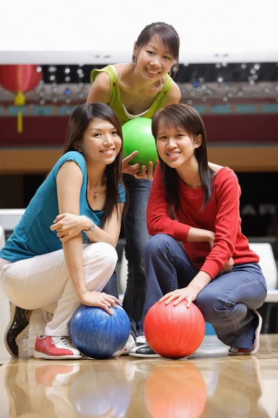 Donne nella pista da bowling — Foto Stock