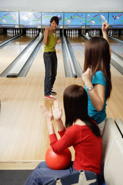 Women in bowling alley — Stock Photo, Image