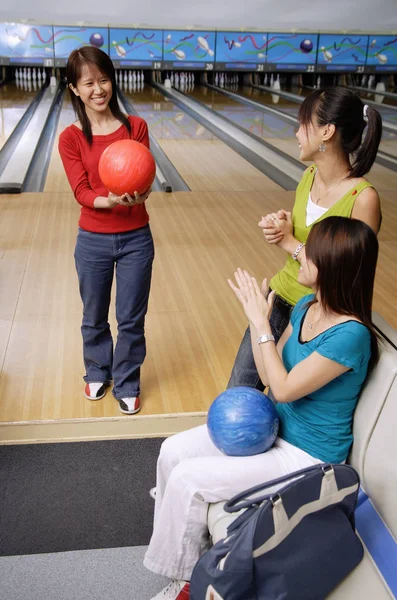 Bowling salonu kadınlarda — Stok fotoğraf