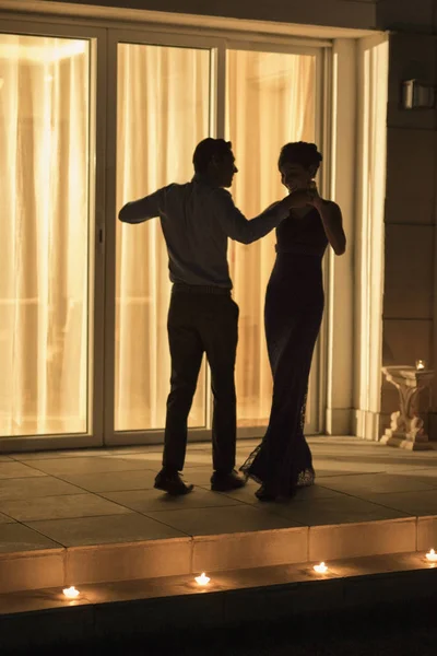 Man och kvinna dansar — Stockfoto