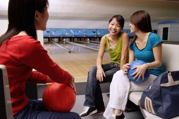 Kvinnor i bowlinghall — Stockfoto